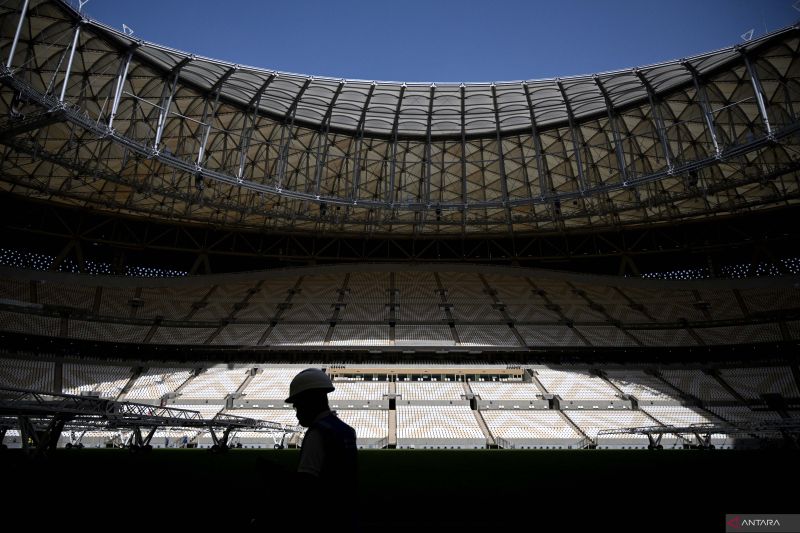 Seorang pekerja terlihat di dalam Stadion Lusail yang akan menjadi venue putaran final Piala Dunia 2022 dengan kapasitas 80,000 penonton. (Photo by GABRIEL BOUYS / AFP) (AFP/GABRIEL BOUYS)