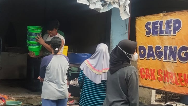GILING DAGING: Tampak kesibukan di tempat jasa penggilingan daging Pasar Legi Mojosari, Kabupaten Mojokerto. (Moch Chariris/Jawaposradarmojokerto.id)