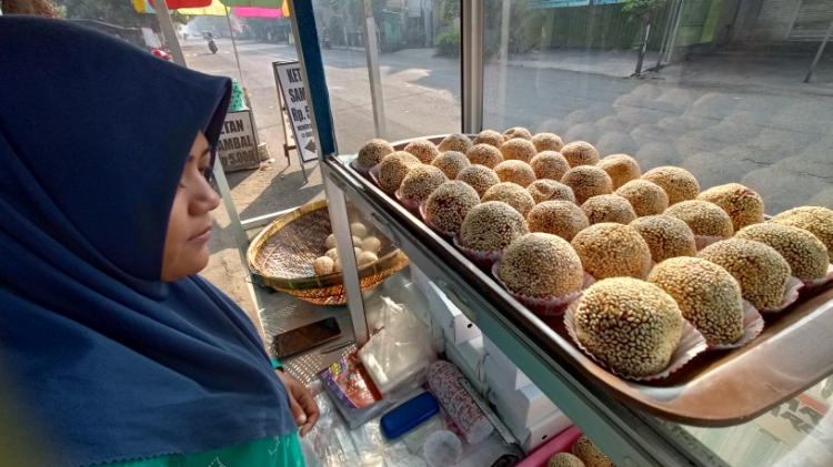 MENGGIURKAN: Onde-onde berbahan ubi ungu yang laris dibeli dan tahan selama tiga hari di lapak Onde-Onde Ubi Ungu Kenno Jalan Surodinawan, Kota Mojokerto. (Indah Oceananda/jawaposradarmojokerto.id)