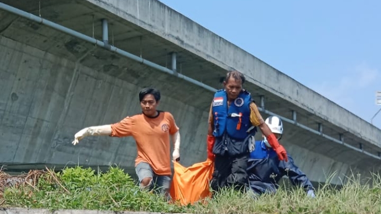 EVAKUASI: Jasad yang mengambang di bawah jembatan Tol Pagerluyung dievakuasi petugas dan relawan, siang. (Yulianto Adi Nugroho/jawaposradarmojokerto.id)
