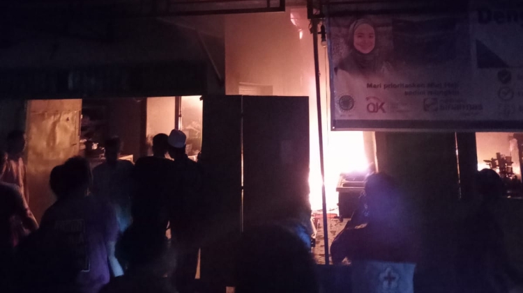 LUDES: Api melalap sejumlah kios di Pasar Kedungmaling, Desa Kedungmaling, Kecamatan Sooko, Senin (18/7) malam. (Martda Vadetya/jawaposradarmojokerto.id)
