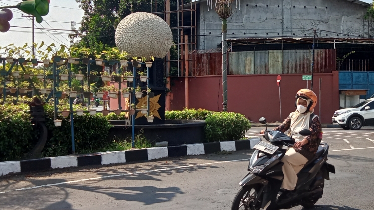 CIAMIK: Tugu Onde-onde yang terletak di pertigan Penarip yang menjadi ikon di pintu masuk wilayah Kota. (Indah Oceananda/Jawa Pos Radar Mojokerto)