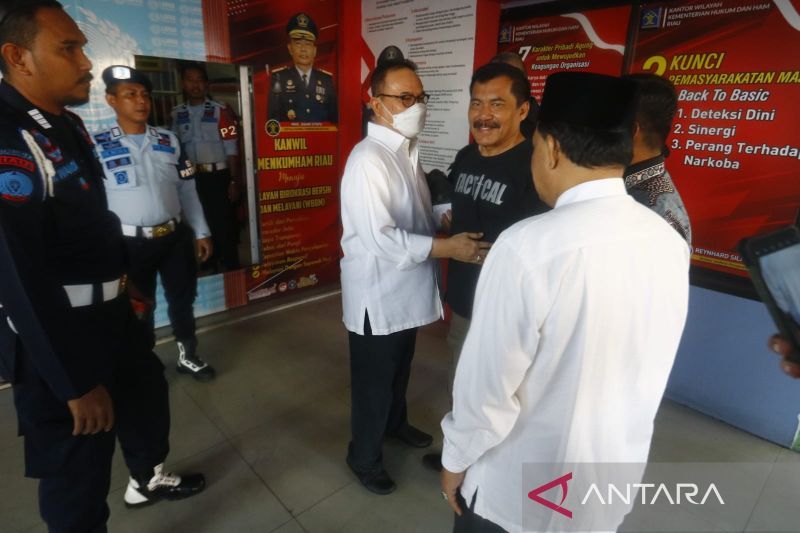 Rusli Zainal saat baru keluar dari ruang lapas dan disambut orang-orang dekatnya, Kamis (21/7/22). ANTARA/Annisa Firdausi/22