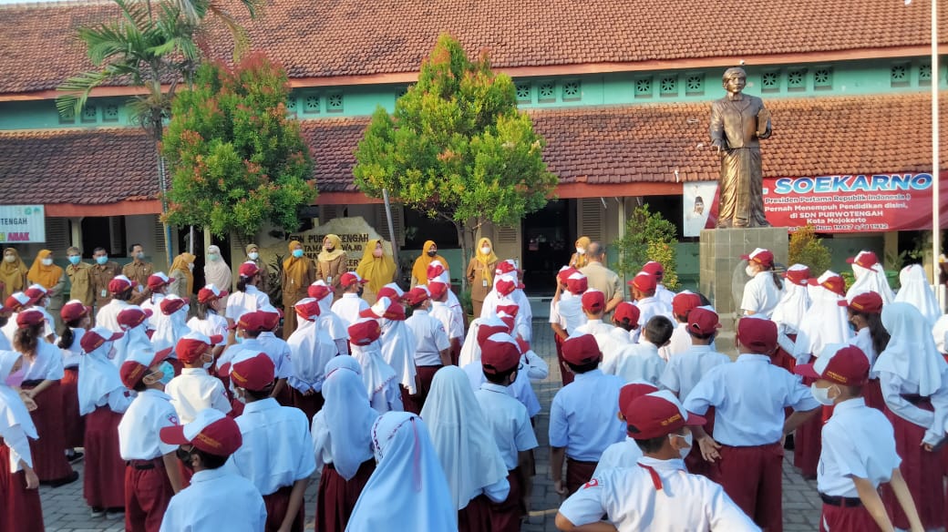 TAHUN AJARAN BARU: Kepala SDN Purwotengah Endang Pujiastutik saat membuka pelaksanaan MPLS, Senin (18/7).