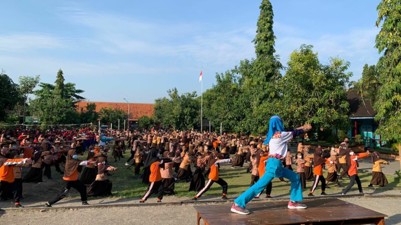 OLAHRAGA: Siswa SDN Wates 1 saat kegiatan senam bersama di halaman sekolah.