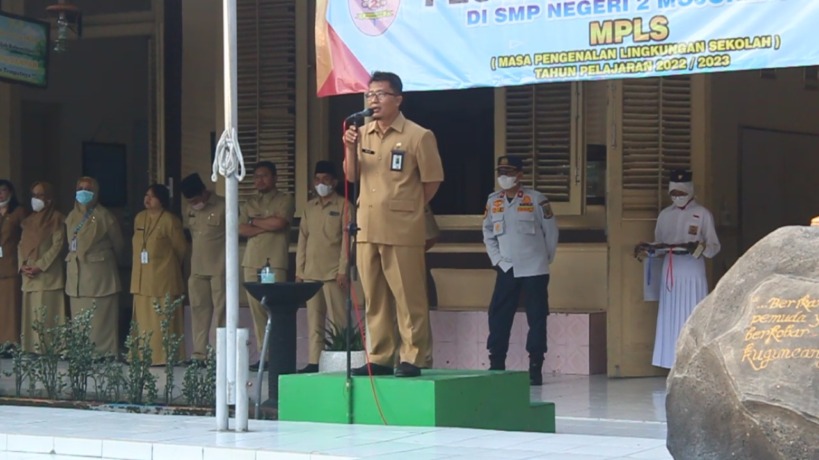 EDUKATIF: Kepala SMPN 2 Kota Mojokerto Mulib saat membuka MPLS tahun ajaran 2022/2023 Senin, (18/7).