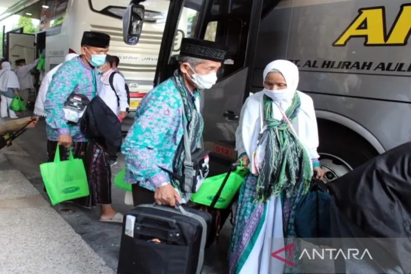 Ilustrasi - Sejumlah jamaah haji asal Jepara tergabung kloter 3 saat membawa barang bawaannya naik ke bus untuk dipulangkan ke daerahnya, di Asrama Haji Donohudan Boyoilali, Jateng, Minggu (17/7/2022). ANTARA/Bambang Dwi Marwoto