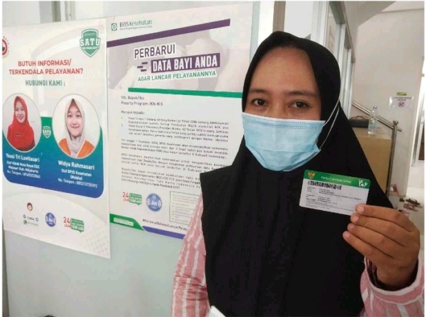 MUDAH: Erna seorang pekerja menunjukkan kartu JKN-KIS yang digunakannya saat mengakses layanan kacamata. (dok BPJS kesehatan Mojokerto for Jawaposradarmojokerto.id)