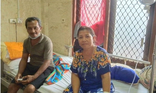 TERLAYANI: Supriyatin bersama suami ketika menjalani perawatan di RS Kartini, Mojosari. (dok BPJS Kesehatan Mojokerto for Jawaposradarmojokerto.id)