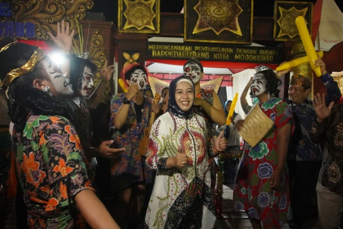 TRADISIONAL: Wali Kota Ika Puspitsari saat meninjau salah satu stan dengan tema kostum punokawan dalam Festival Bakar Sate 2022, Minggu (10/7) malam.