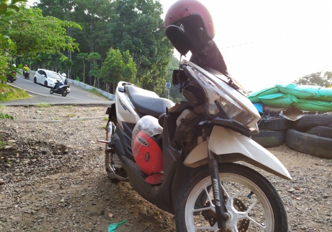RUSAK: Kondisi motor wisatawan usai mengalami kecelakaan rem blong di jalur penyelamatan Gotean, Kecamatan Pacet, kemarin.