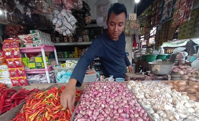 MELANDAI: Pedagang Pasar Tanjung Anyar, Kota Mojokerto menata barang dagangannya kemarin.