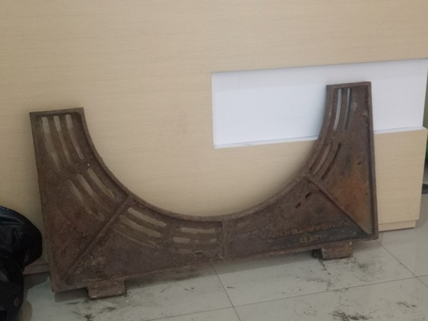 BARANG BUKTI: Grill pohon atau besi pemangan tanaman di jalur pedesterian Jalan Pahlawan yang diamankan polisi dari tangan pelaku, kemarin.