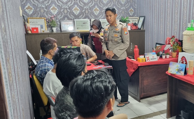 DIINTEROGASI: Pasangan mesum yang terjaring razia di dua kos di Kelurahan Gunung Gedangan diperiksa di ruang Unittipiring Satsabhara Polres Mojokerto Kota, kemarin.