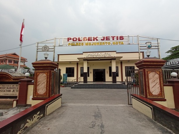 LENGANG: Mapolsek Jetis di Jalan PB Sudirman, Desa Kupang, disatroni maling.