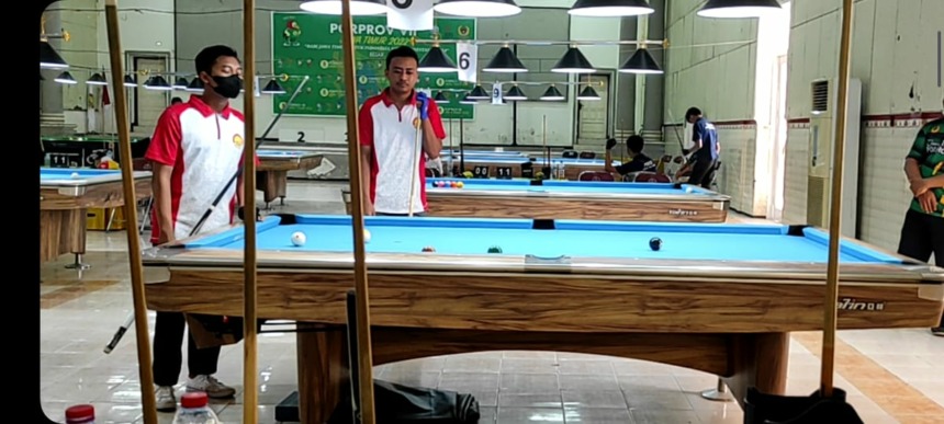 TAK BERKUTIK: Fhilie, dan Akhzal saat turun di nomor double ball 8 babak 16 besar di Porprov VII, Rabu (29/6).