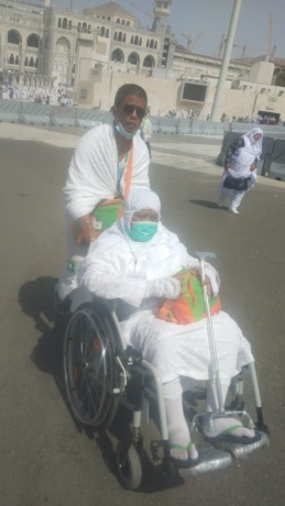 JAGA KESEHATAN: Jamaah haji asal Kabupaten Mojokerto menggunakan kursi roda agar tak terlalu kelelahan di tengah cuaca panas Makkah.