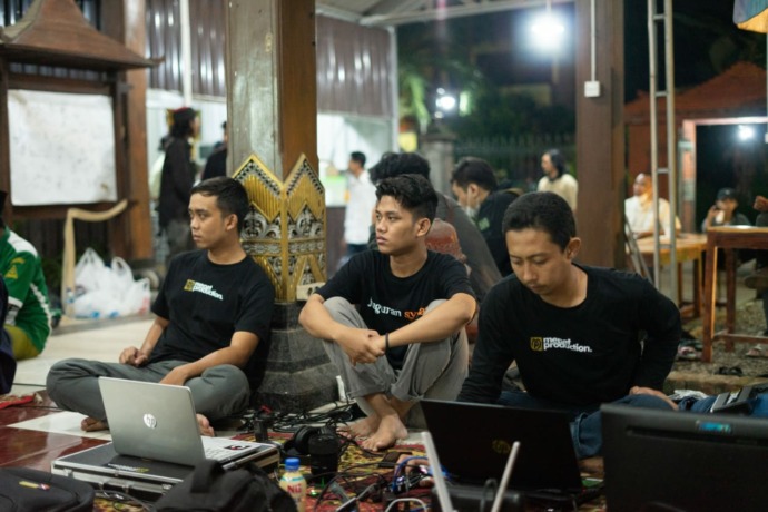 PELUANG BARU: Tim Mepet Production saat melakukan kegiatan live streaming. Layanan siaran langsung ini banyak dibutuhkan.