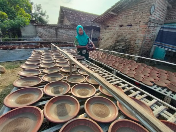 PULIH: Khusnul Janiayah, salah satu perajin asal Mlaten, Kecamatan Puri menjemur layah hasil produksinya, Jumat (1/7).