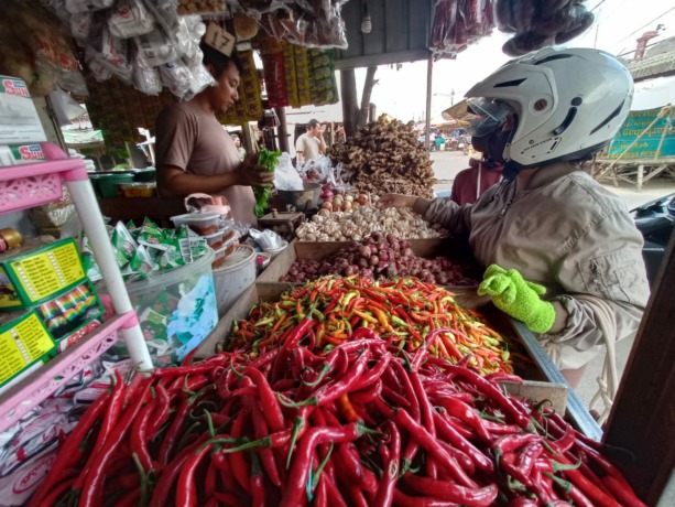 KOMODITAS: Pedagang di Pasar Tanjung Anyar, Kota Mojokerto melayani pembeli, Senin (11/7). (Yulianto Adi Nugroho/jawaposradarmojokerto.id)