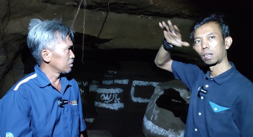 BUNGKER KUTOREJO: Mustain (kiri) pembuat bungker bersama Cak Ris dari Jawa Pos Radar Mojokerto berada di dalam bungker, kemarin (11/7).