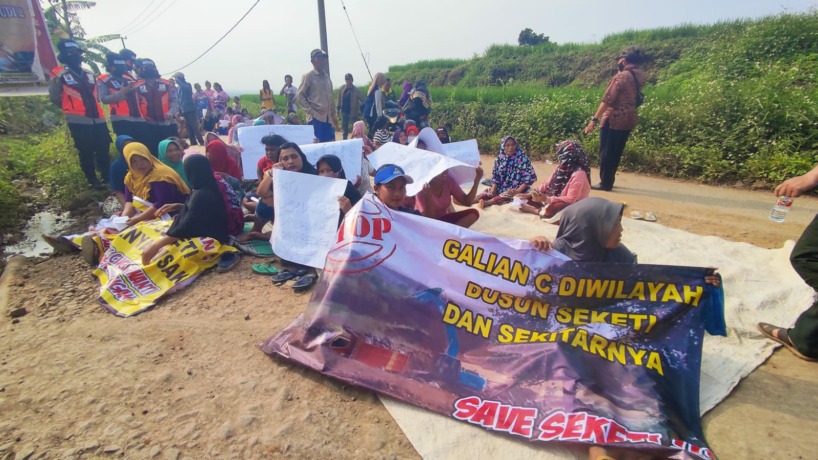 PROTES: Ratusan warga Dusun Seketi, Desa Jatidukuh, Kecamatan Gondang, tengah meluruk galian C. (Martda Vadetya/Jawaposradarmojokerto.id)