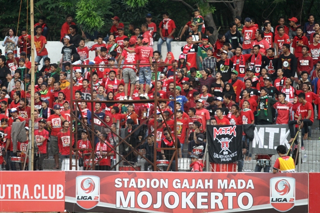 EKSIS: Skuad PS Mojokerto Putra (PSMP) merayakan gol saat bertanding dalam babak penyisihan Liga 2 musim 2018 di Stadion Gajah Mada Mojosari.