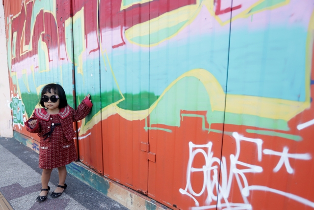 DINGIN: Seorang model cilik tampak berpose cool.