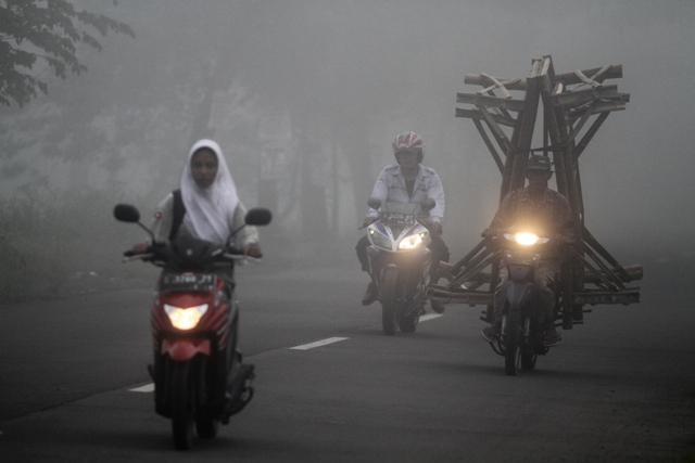 KABUT PEKAT: Sejumlah pengguna jalan di kawasan Gedeg, Kabupaten Mojokerto tengah melewati kabut yang kerap menyelimuti suasana pagi hari.