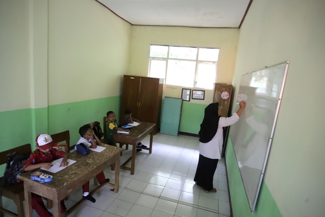 TERPENCIL: Siswa SDN Jembul menjalani proses pembelajaran di ruang kelas minimalis, kemarin.