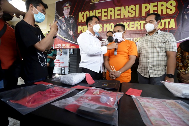 MENUNDUK: Kasatreskrim Polres Mojokerto Kota AKP Rizki Santoso menginterogasi tersangka prostitusi, kemarin.