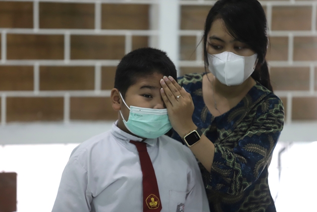 DICEK: Salah satu pelajar di SD Negeri Kauman saat menjalani pemeriksaan mata yang rutin dilakukan tiga bulan sekali di sekolah.