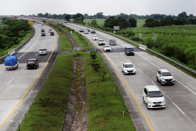LANCAR: Kendaraan melintas di Tol Jombang-Mojokerto (Jomo), Desa Pagerluyung, Kecamatan Gedeg, Kabupaten Mojokerto, beberapa waktu lalu. (dok Jawa Pos Radar Mojokerto)