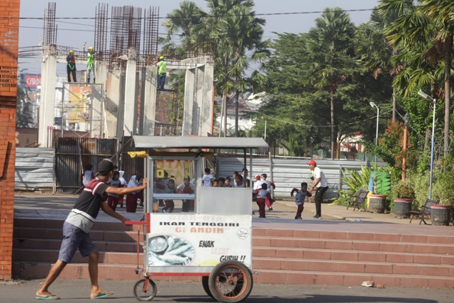 KEJAR TARGET: Pembangunan Alun-Alun Kota Mojokerto kembali digeber dan ditarget rampung akhir tahun nanti. (Sofan Kurniawan/Jawa Pos Radar Mojokerto)