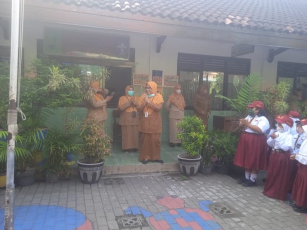 KOMPAK: Siswa SDN Gedongan 2 Kota Mojokerto melakukan yel-yel semangat sekolah.