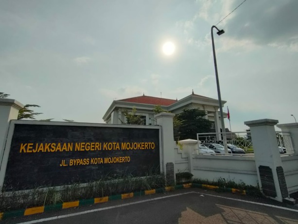 Kantor Kejaksaan Negeri Kota Mojokerto di Jalan By Pass Kota Mojokerto.