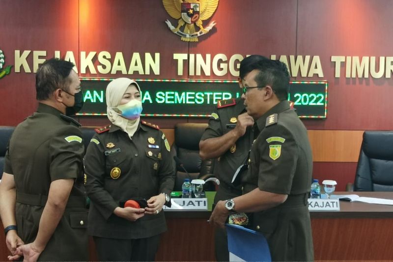 Kajati Jatim Mia Amiati (kedua dari kiri) berbincang dengan sejumlah pejabat Kejati Jatim usai menyampaikan analisa dan evaluasi capain kerja selama semester pertama tahun 2022 di Surabaya, Kamis (21/7/2022). (ANTARA/Hanif Nashrullah)