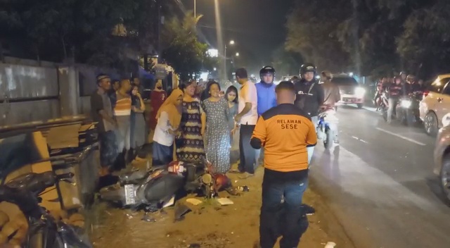 EVAKUASI: Petugas mengevakuasi korban kecelakaan di Desa Jatilangkung, Kecamatan Pungging, Sabtu (9/7) malam.