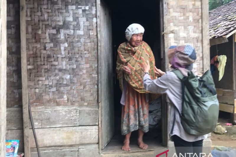 Nenek Sahria warga Kampung Adat Miduana di Desa Bale Gede, Kecamatan Naringgul, Cianjur, Jawa Barat, seorang warga yang sudah bersusia 103 tahun, namun masih terap beraktifitas normal.(ANTARA/Ahmad Fikri).