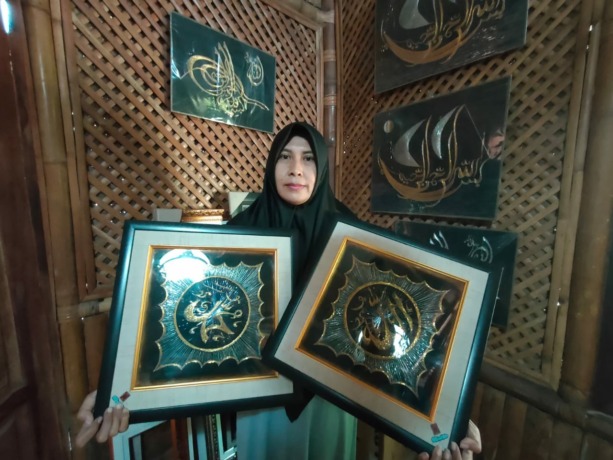 KREATIF: Umi Sholikha menunjukkan hasil karya kaligrafi teknik string art di rumahnya, Desa Ngareskidul, Kecamatan Gedeg, Kamis (28/7).