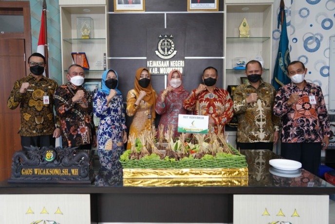 SALING MENDUKUNG: Bupati Mojokerto Ikfina Fahmawati bersama jajaran beri kejutan kepada Kajari Kabupaten Mojokerto, Gaos Wicaksono di hari HBA ke-62, di kantornya, kemarin, (22/7).