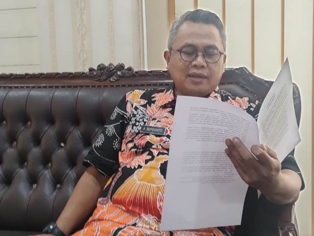 TEGAS: Kepala Dinas Kominfo Kabupaten Mojokerto Ardi Sepdianto memberikan keterangan pers terkait pemberian sanksi PNS yang melanggar aturan, kemarin (19/7).