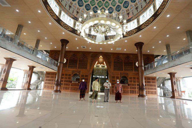 Masjid Besar Darussalam yang terletak di Desa Gemekan Kecamatan Sooko menjadi masjid ikon bagi Kabupaten Mojokerto.