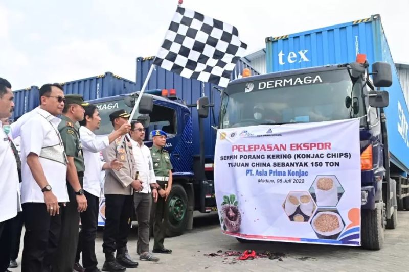 Bupati Madiun H. Ahmad Dawami melepas eskpor komoditas porang ke negara tujuan China di halaman PT Asia Prima Konjac di Desa Kuwu, Kecamatan Balerejo, Kabupaten Madiun, Jatim, Rabu (6/7/2022). Pelepasan ekpor juga disaksikan Direktur Pengolahan dan Pemasa