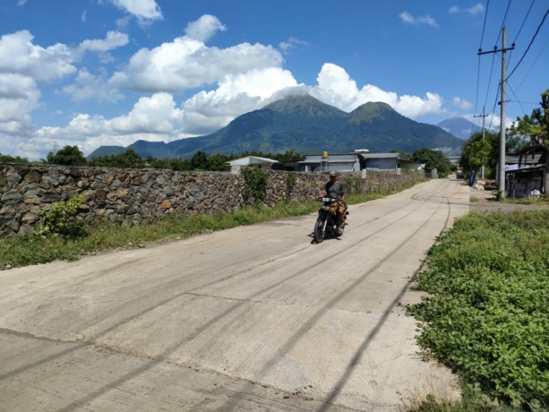 BERMASALAH: Proyek pembangunan jalan beton yang didanai Bantuan Keuangan (BK) Desa 2021 di Desa Lolawang, Kecamatan Ngoro yang diduga tak tuntas.
