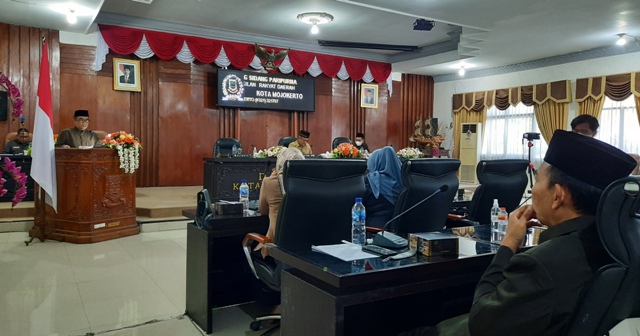 DITUNTASKAN: Ketua Pansus BPRS Moeljadi menyampaikan hasil rekomendasi pada rapat paripurna DPRD Kota Mojokerto, kemarin.