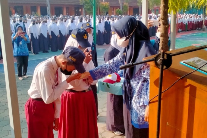 1.	DIMULAI: Kepala SMPN 2  Mojonyar Titik Kusmiati Mahargiyani membuka MPLS tahun pelajaran 2022.