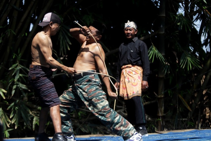 LESTARI: Pemain Ujung sedang beradu pukulan dengan rotan kayu dalam pertunjukan di Desa Salen, Kecamatan Bangsal, Kabupaten Mojokerto, kemarin.