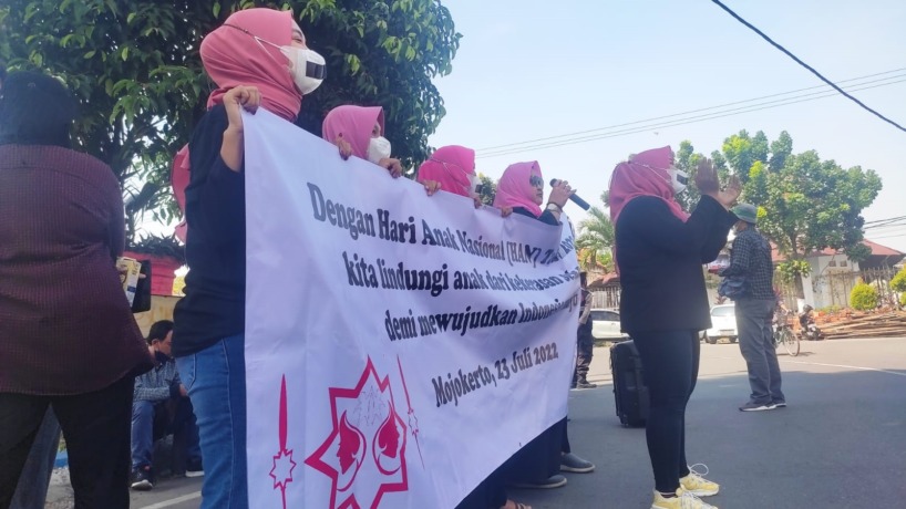 HARI ANAK: Aktivis WCC tengah melakukan orasi di Alun-alun Mojokerto, kemarin.
