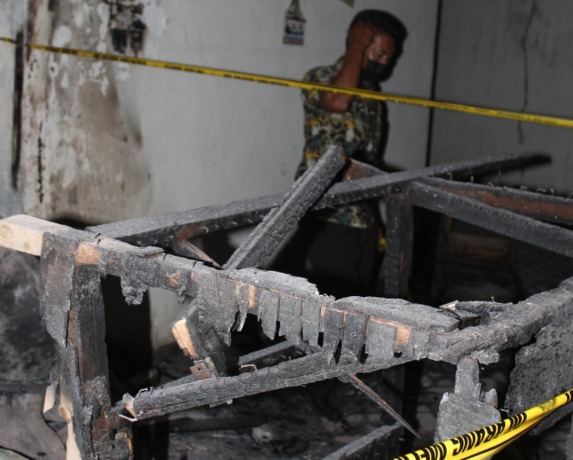 DISELIDIKI: Petugas tengah mengidentifikasi peristiwa kebakaran hebat yang melanda Pasar Kedungmaling, Senin (18/7) malam.